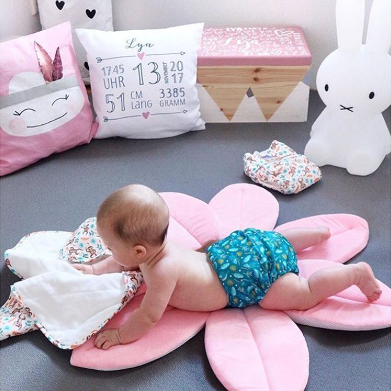 FocusBaby® Plush Bath Cushion with Flower Petal Design - Image 8